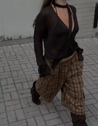 Blouse met lange mouwen en gekruiste sjaal