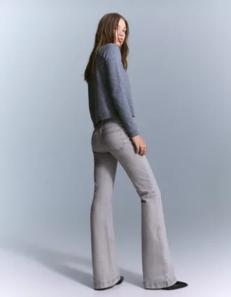 Broek met uitlopende pijpen en zakflappen – Broek