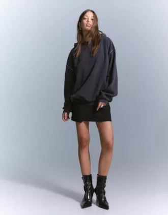 Hoodie met studs – Tops en bodysuits