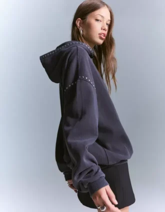 Hoodie met studs – Tops en bodysuits