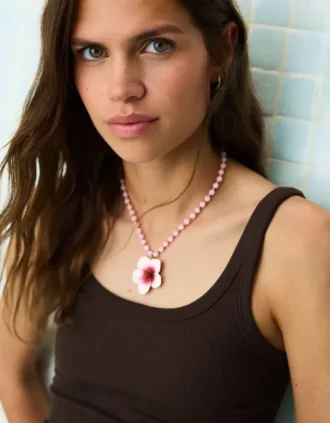 Ketting met kralen en hibiscus-hanger