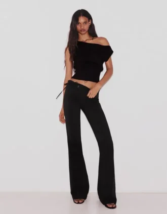 Laag uitgesneden broek met wijde pijpen