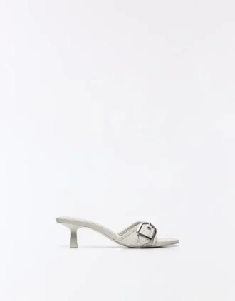 Mules met hakken en gespdetail