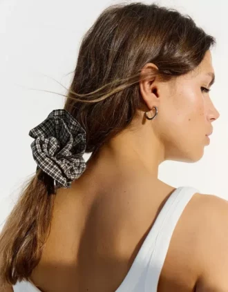 Set van 2 scrunchies met Zwitsers borduurwerk