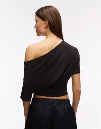 T-shirt met korte mouwen en asymmetrische snit – T-shirts – Dames